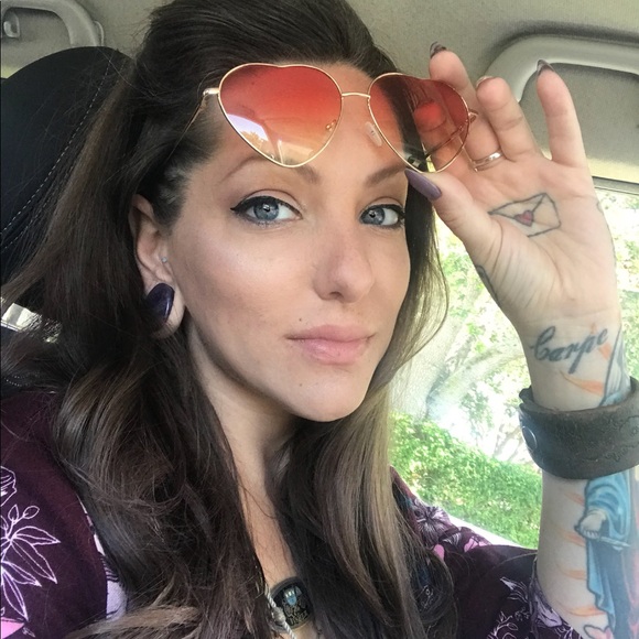 Meet your Posher, Kristen - Picture 2 of 3